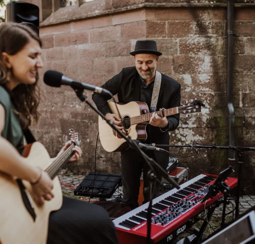 Wir sind das Musik-Duo Wave&Sound,  das sich auf die musikalische Begleitung von Trauungen und Sektempfängen spezialisiert hat. Mit unserer langjährigen Erfahrung und unserem breiten Repertoire sorgen wir für die perfekte musikalische Untermalung Ihrer Trauung und zum Sektempfang. Mit unserer professionellen Musik sorgen wir für eine unvergessliche Atmosphäre und machen Ihre Hochzeit zu einem ganz besonderen Erlebnis.