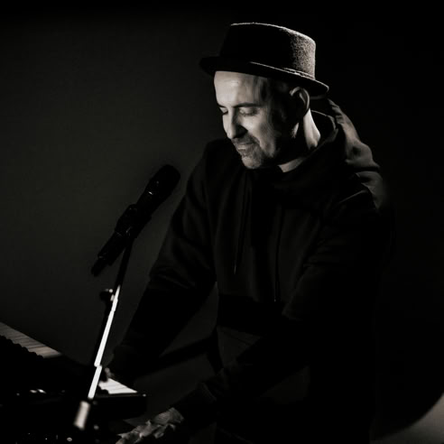 Leopold Hartzsch ist der kreative Pianist des Duos Wave&Sound. 